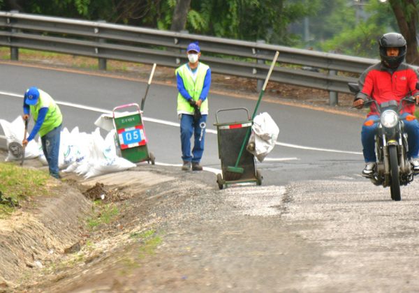 Durante tres días, un operativo especial en Guayaquil limpió vías principales, recolectó residuos y lavó espacios públicos.