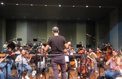 La Orquesta Filarmónica Municipal de Guayaquil y la banda Droz presentan una versión sinfónica de “Sangre de Campeón”.