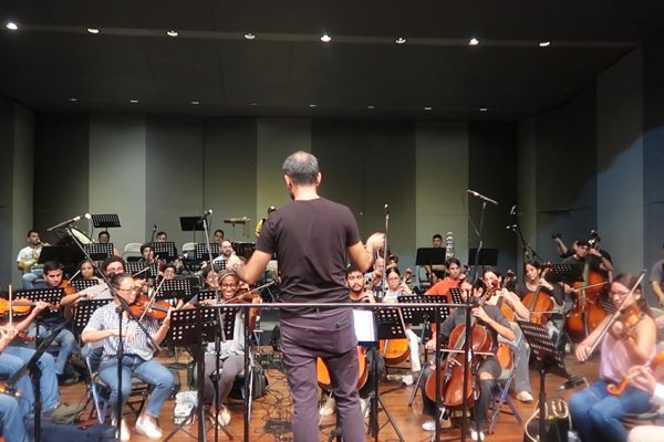 La Orquesta Filarmónica Municipal de Guayaquil y la banda Droz presentan una versión sinfónica de “Sangre de Campeón”.