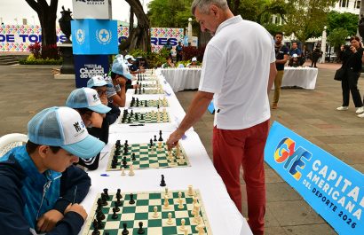 Veinte jóvenes disputaron partidas simultáneas con el maestro internacional Viktor Bologan en el Hemiciclo de la Rotonda.