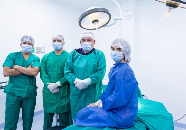 Más de 160 personas de escasos recursos han recibido cirugías gratuitas en Guayaquil durante 2025.