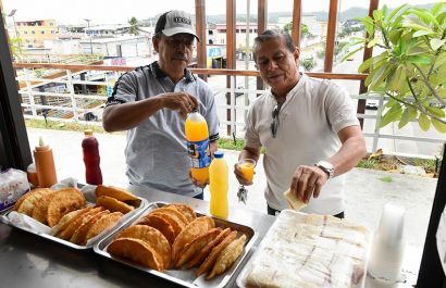 Seis quioscos municipales fueron entregados a familias de sectores vulnerables en Guayaquil para impulsar el comercio popular.