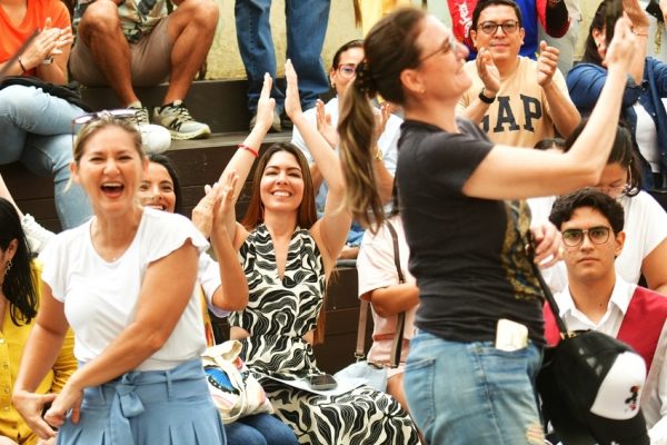 Ocho escenarios, más de 300 artistas y miles de asistentes convirtieron el centro de Guayaquil.