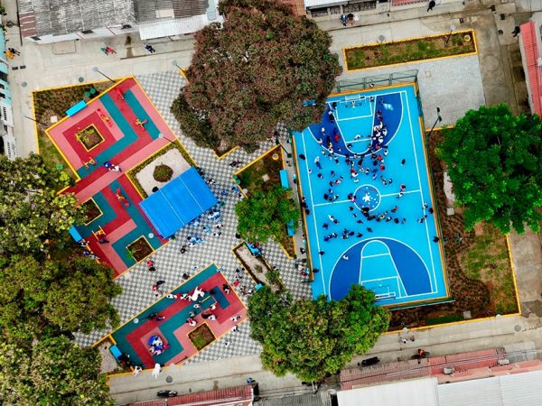 El sur de Guayaquil cambia su entorno urbano con la intervención de cuatro parques que recuperan espacios públicos.