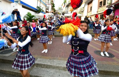 Cada sábado, el cerro Santa Ana en Guayaquil, ofrece arte, cultura, deporte y entretenimiento para cientos de visitantes.