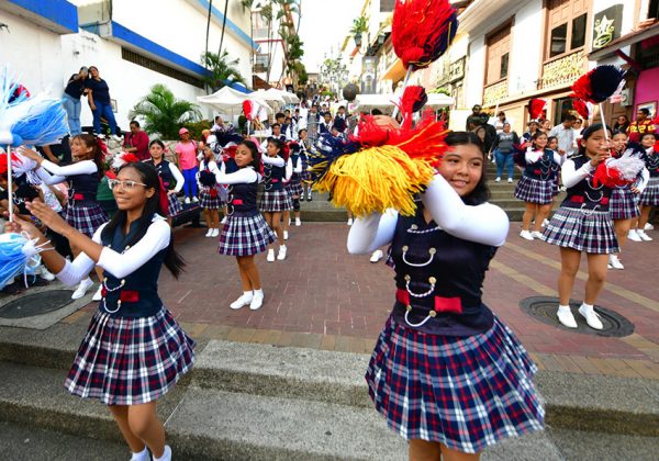 Cada sábado, el cerro Santa Ana en Guayaquil, ofrece arte, cultura, deporte y entretenimiento para cientos de visitantes.