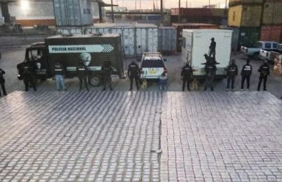 Operación entre Fiscalía y Policía en Guayaquil, detectó más de cuatro toneladas de cocaína en un contenedor de banano.