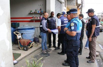 Un operativo interinstitucional en el Guasmo Norte de Guayaquil intervino más de 30 lavadoras de autos y clausuró seis locales.