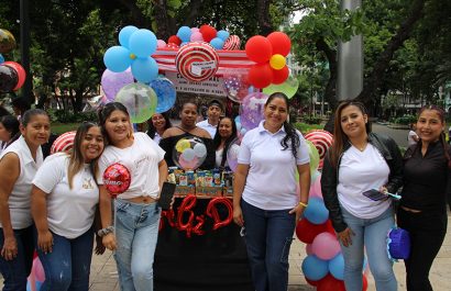 La Plaza Centenario de Guayaquil fue escenario de una feria que reunió a 730 participantes de talleres gratuitos.