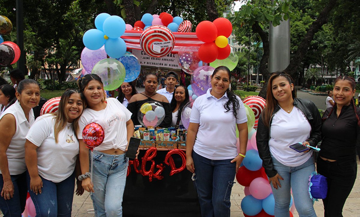 La Plaza Centenario de Guayaquil fue escenario de una feria que reunió a 730 participantes de talleres gratuitos.