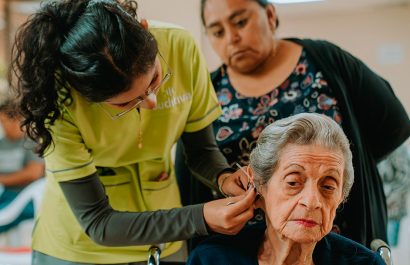 Más de 900 personas de Guayaquil se beneficiarán en 2025 con la entrega gratuita de prótesis auditivas que impulsa el Municipio.