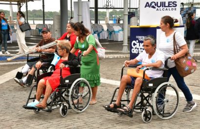 En el Palacio de Cristal, 290 personas con movilidad reducida recibieron ayudas técnicas del Municipio de Guayaquil.