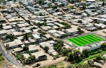 La cooperativa Reinaldo Quiñónez recibe rehabilitación de calles y una nueva cancha deportiva, mejorando la movilidad.