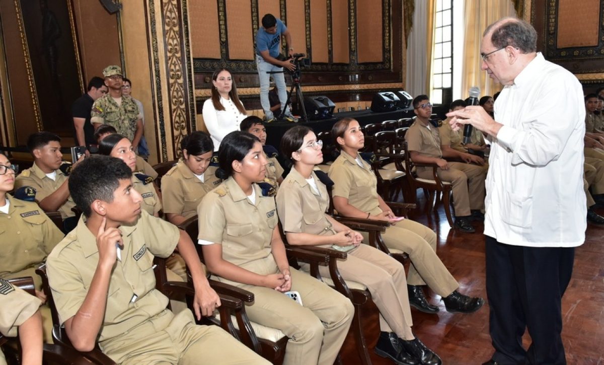 Estudiantes conocieron espacios históricos del Palacio Municipal de Guayaquil en una jornada educativa que resaltó la historia y cultura.