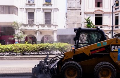 El Municipio de Guayaquil ejecuta trabajos de mantenimiento vial en la ciudad para mejorar la movilidad y reforzar la seguridad.