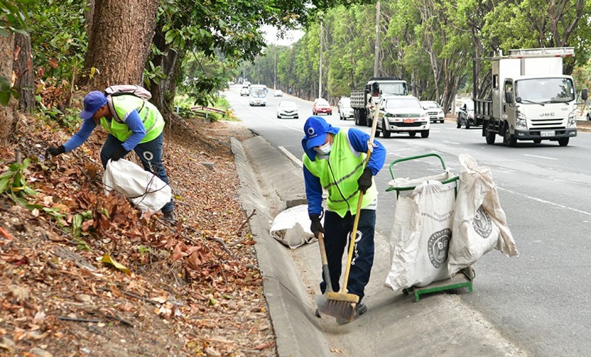 La Alcaldía de Guayaquil ejecuta operativos de limpieza cuatro veces por semana en la Vía a la Costa para mantener la salud pública.