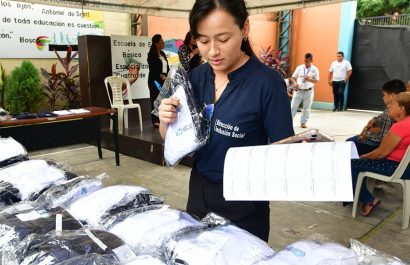 El Municipio de Guayaquil, a través de la Dirección de Inclusión Social, distribuyó uniformes a 260 alumnos de escuelas municipales para personas con discapacidad visual, auditiva y de lenguaje.
