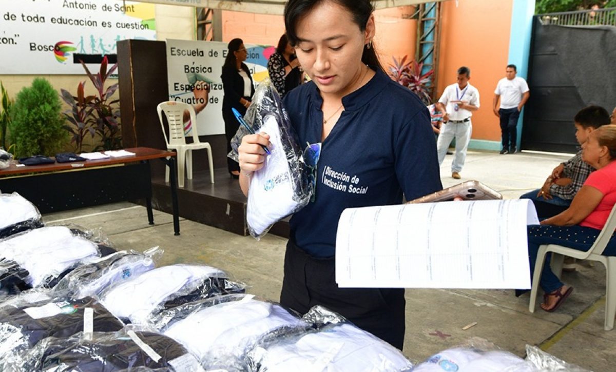 El Municipio de Guayaquil, a través de la Dirección de Inclusión Social, distribuyó uniformes a 260 alumnos de escuelas municipales para personas con discapacidad visual, auditiva y de lenguaje.