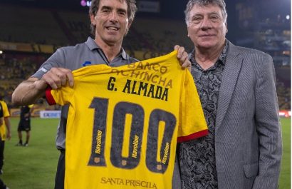 Guillermo Almada (i) junto a Miguel Ángel Brindisi en el evento Centenario de Barcelona SC.
