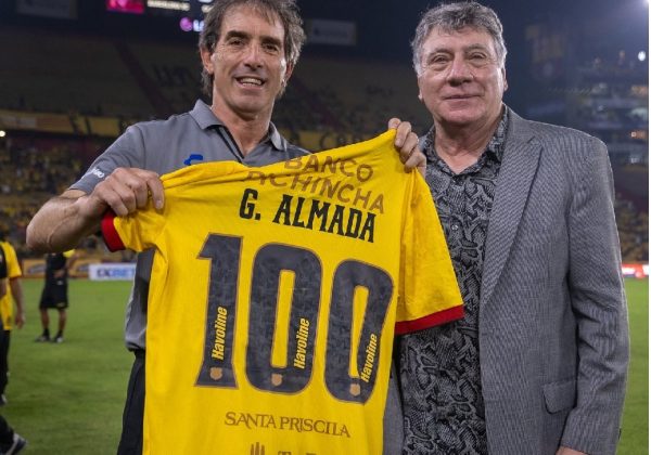 Guillermo Almada (i) junto a Miguel Ángel Brindisi en el evento Centenario de Barcelona SC.