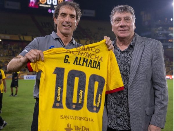 Guillermo Almada (i) junto a Miguel Ángel Brindisi en el evento Centenario de Barcelona SC.
