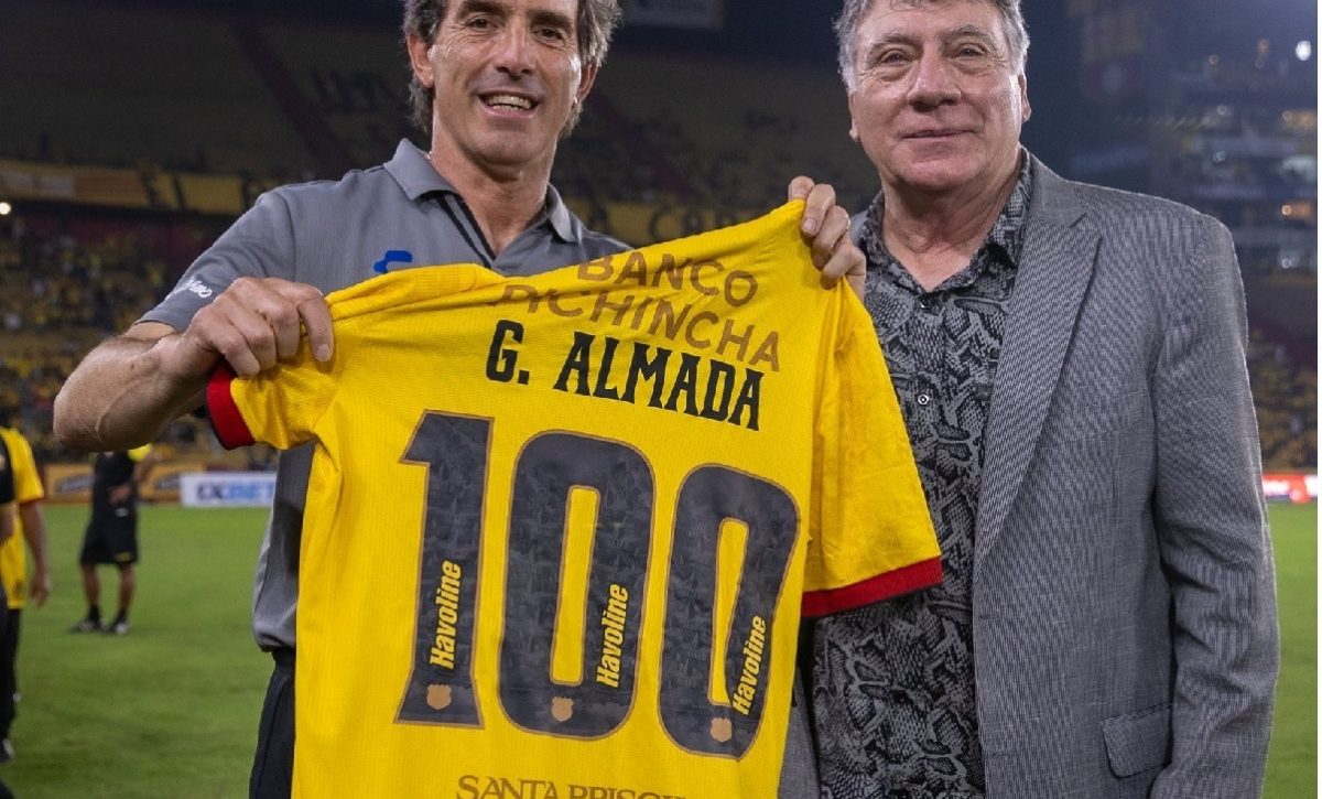 Guillermo Almada (i) junto a Miguel Ángel Brindisi en el evento Centenario de Barcelona SC.
