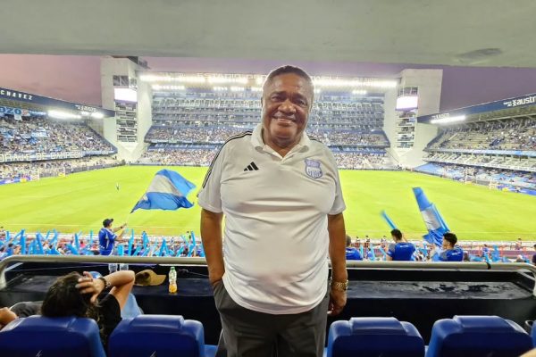 Guzmán dice que Emelec planea reforzar su plantilla con 6 o 7 jugadores