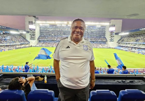 Guzmán dice que Emelec planea reforzar su plantilla con 6 o 7 jugadores
