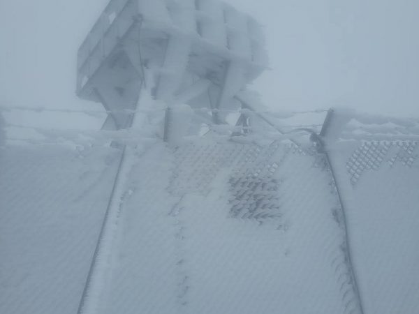 Un radar de la Empresa Pública de Telefonía, Agua Potable y Alcantarillado (ETAPA) congelado en el Parque Nacional El Cajas
