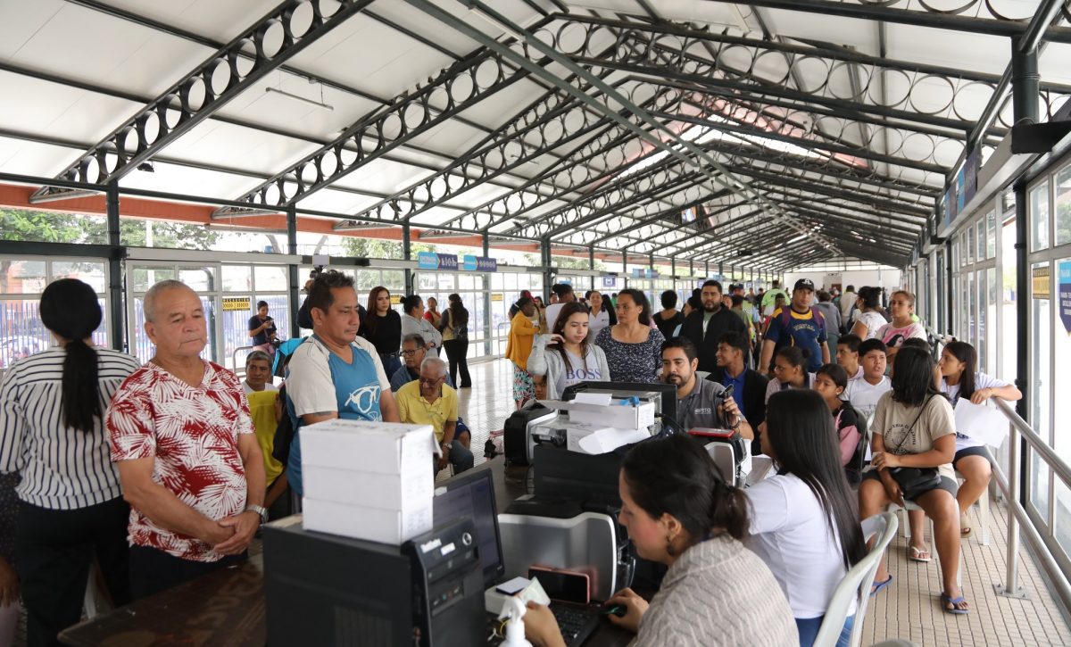 Quienes ganen menos de $650, trabajadores autónomos, desempleados, estudiantes de universidades públicas o becados, pagan $0.30 en la Metrovía.