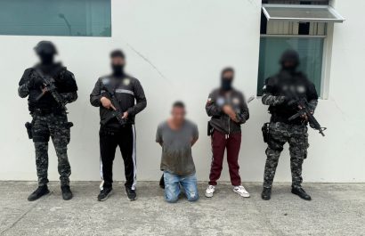 Una de las dos personas que fueron detenidas por el delito de microtráfico.