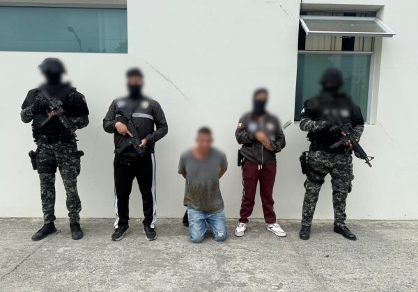 Una de las dos personas que fueron detenidas por el delito de microtráfico.