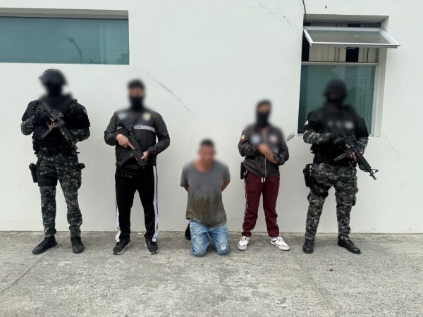 Una de las dos personas que fueron detenidas por el delito de microtráfico.