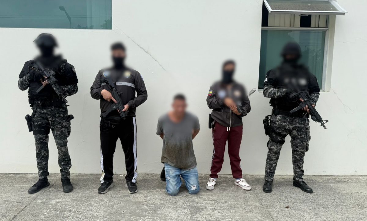 Una de las dos personas que fueron detenidas por el delito de microtráfico.