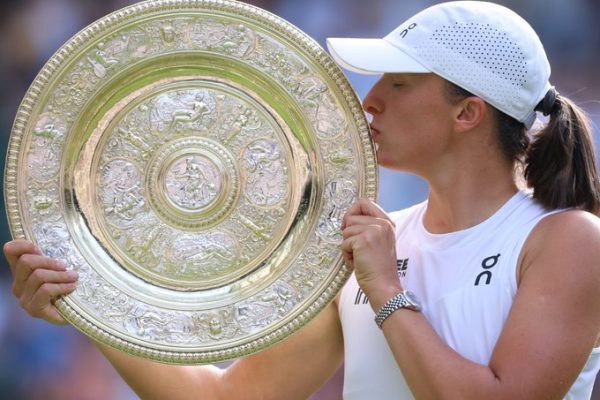 La tenista polaca Iga Swiatek levantando su título de Wimbledon