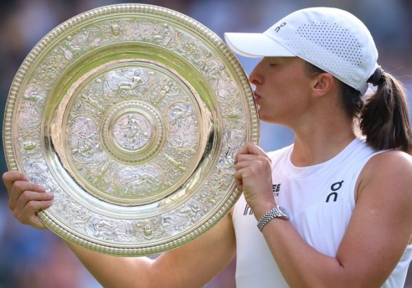 La tenista polaca Iga Swiatek levantando su título de Wimbledon
