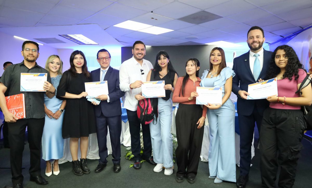 Durante el homenaje a los 490 años de fundación de Guayaquil, se premió a la producción cinematográfica “La lucha obrera en el Ecuador”.