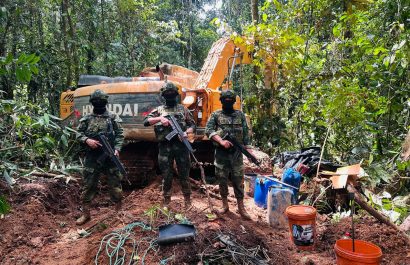 Miembros de las Fuerzas Armadas desmantelaron un campamento para la minería ilegal.