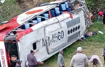 Tragedia en Chimborazo: bus cae por un barranco y deja nueve muertos