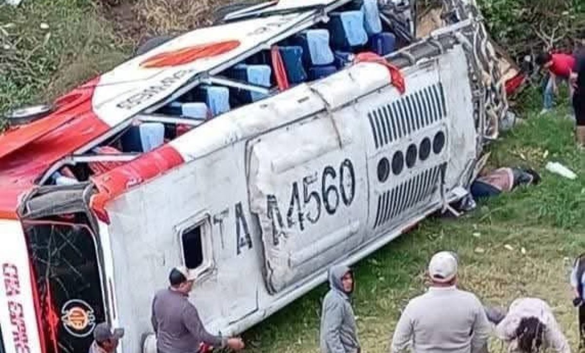 Tragedia en Chimborazo: bus cae por un barranco y deja nueve muertos