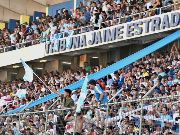 Hinchas del Manta FC en el estadio Jocay.