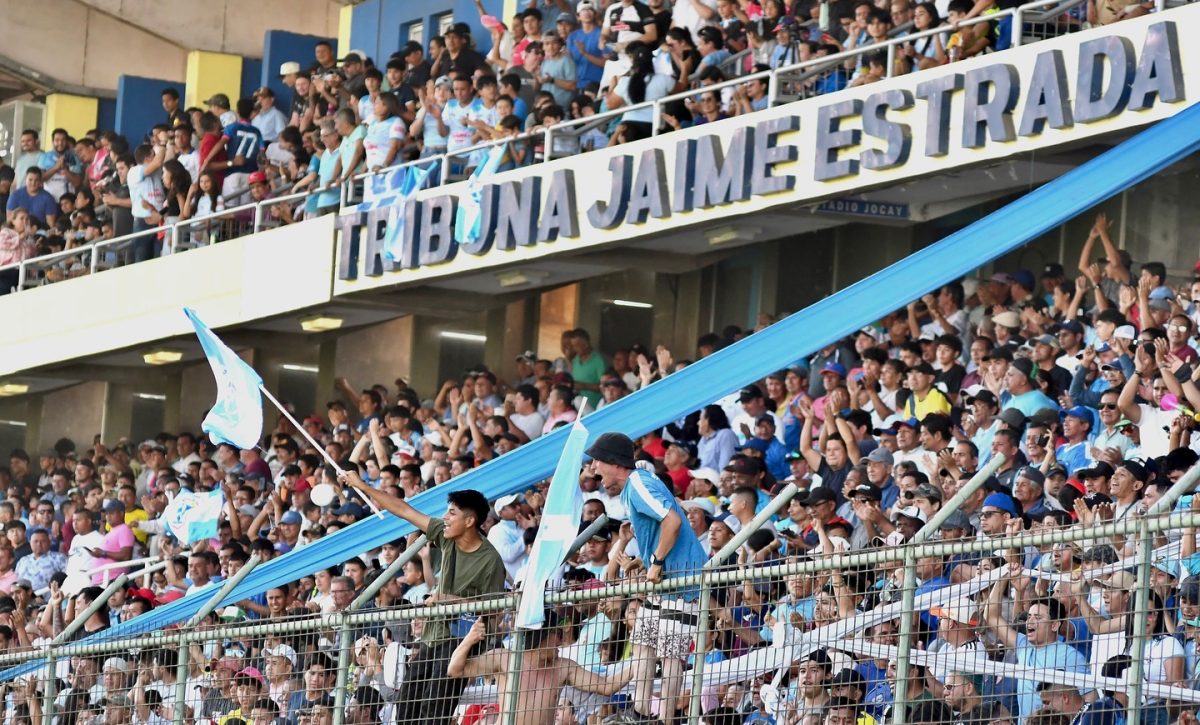 Hinchas del Manta FC en el estadio Jocay.