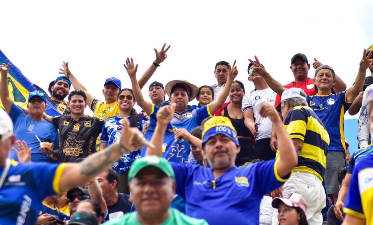 Hinchas de Delfín SC en el estadio Jocay.