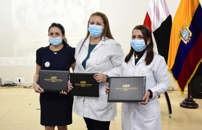 En la sesión solemne por el aniversario, personal del Hospital de Especialidades Portoviejo, recibieron reconocimientos por su trabajo.