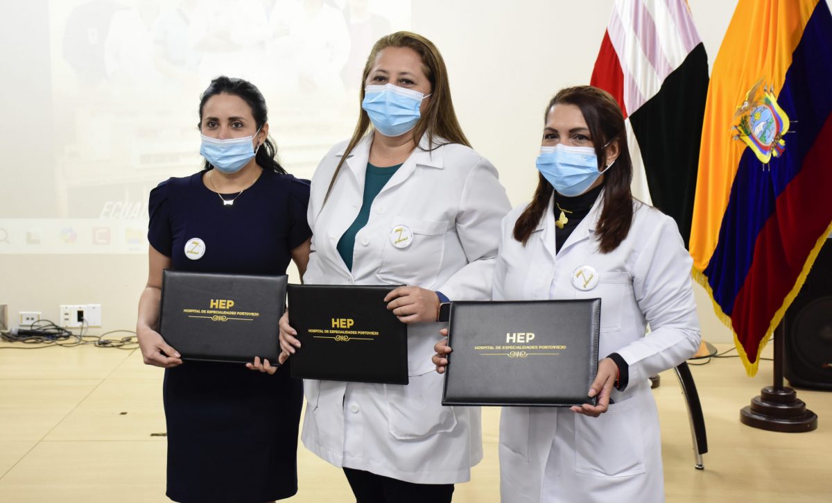 En la sesión solemne por el aniversario, personal del Hospital de Especialidades Portoviejo, recibieron reconocimientos por su trabajo.