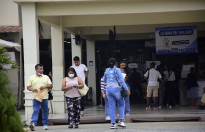 Los afiliados asisten al Hospital del IESS Portoviejo, pero muchos salen decepcionados por la falta de medicinas y reactivos para los exámenes.