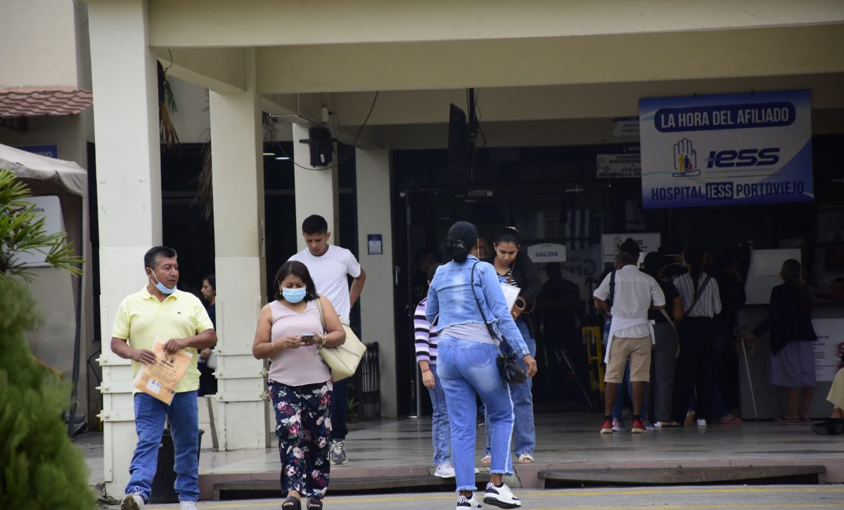 Los afiliados asisten al Hospital del IESS Portoviejo, pero muchos salen decepcionados por la falta de medicinas y reactivos para los exámenes.
