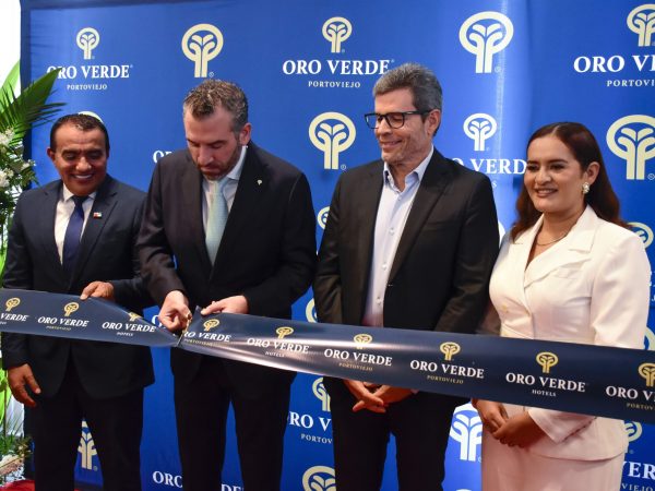 Directivos de la cadena hotelera Oro Verde, realizaron el corte de cinta de la apertura del hotel en Portoviejo.