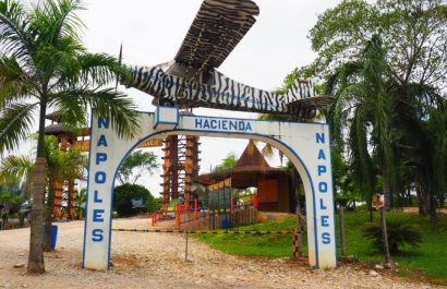 Hacienda Nápoles, la antigua finca de lujo del narcotraficante Pablo Escobar en Puerto Triunfo, Antioquia, es hoy el Parque Temático Hacienda Nápoles.