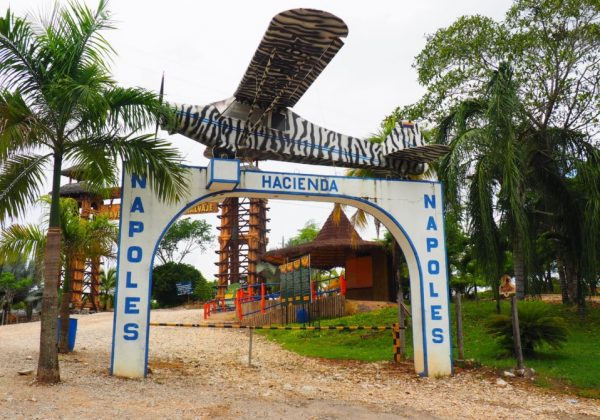 Hacienda Nápoles, la antigua finca de lujo del narcotraficante Pablo Escobar en Puerto Triunfo, Antioquia, es hoy el Parque Temático Hacienda Nápoles.
